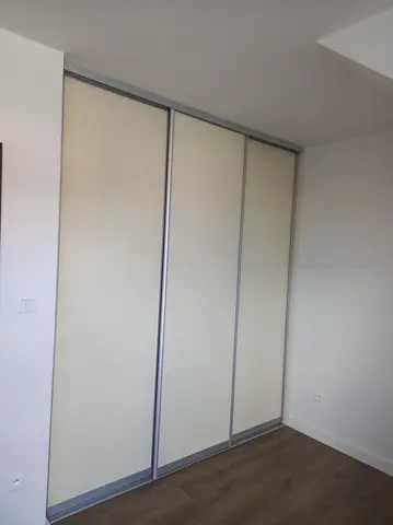 Posuvné dvere na mieru so sklenenou výplňou, biela