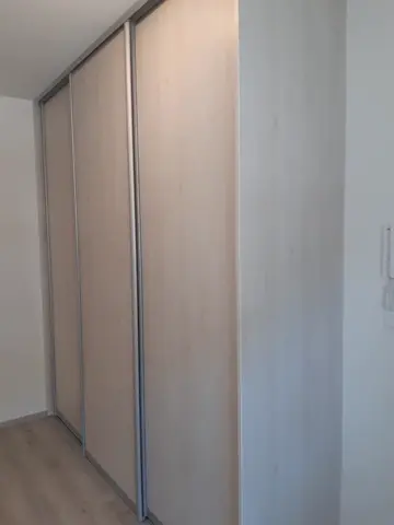 Posuvné dvere na mieru s dverami v dekore buk