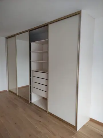 Posuvné dvere na mieru so zrkadlovými dverami, biela