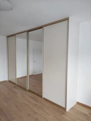 Posuvné dvere na mieru s kombinovanou výplňou dverí, biela