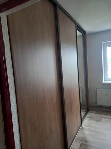 Posuvné dvere na mieru s kombinovanou výplňou dverí v dekore orech