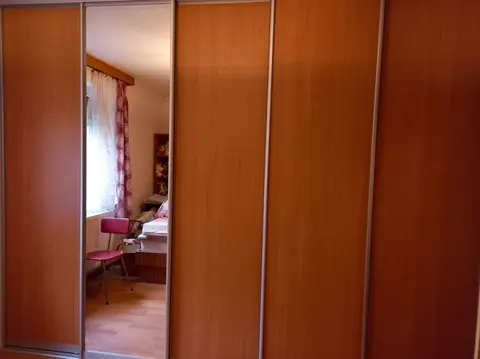 Posuvné dvere na mieru s kombinovanou výplňou dverí v dekore orech