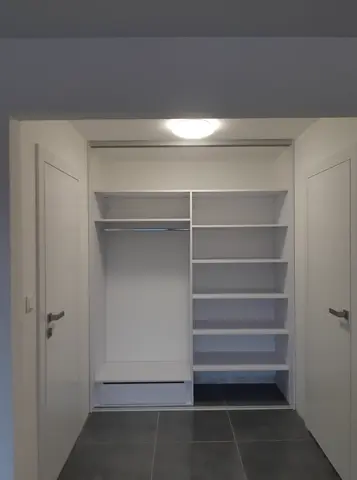 Posuvné dvere na mieru s kombinovanou výplňou dverí v dekore buk