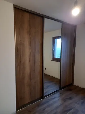 Posuvné dvere na mieru s kombinovanou výplňou dverí v dekore orech