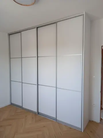 Posuvné dvere na mieru s dverami v dekore dreva, biela