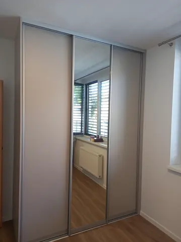 Posuvné dvere na mieru s kombinovanou výplňou dverí, biela