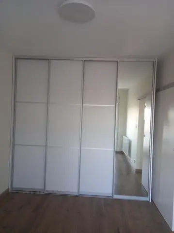 Posuvné dvere na mieru s kombinovanou výplňou dverí, biela