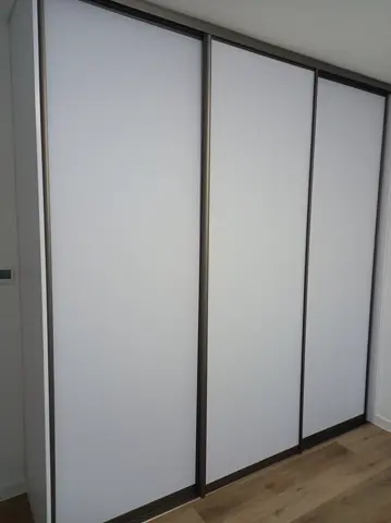 Posuvné dvere na mieru so sklenenou výplňou, biela