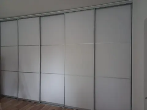 Posuvné dvere na mieru so sklenenou výplňou, biela