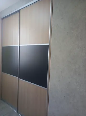 Posuvné dvere na mieru s kombinovanou výplňou dverí, kombinácia dekorov