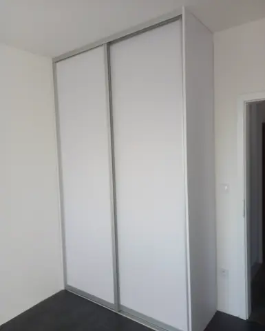 Posuvné dvere na mieru s dverami v dekore dreva, biela