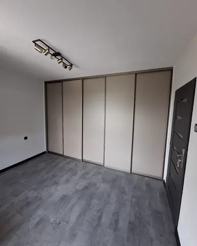 Posuvné dvere na mieru s dverami v dekore dreva