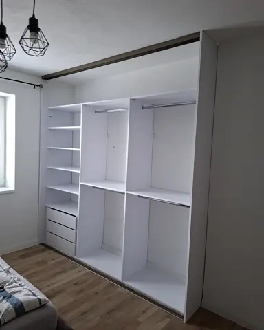 Posuvné dvere na mieru s dverami v dekore javor