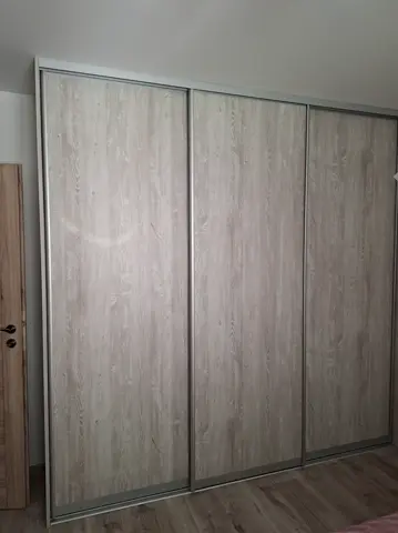 Posuvné dvere na mieru s dverami v dekore javor