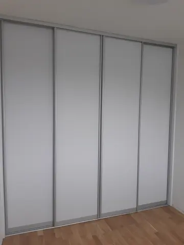 Posuvné dvere na mieru s dverami v dekore dreva, sivá