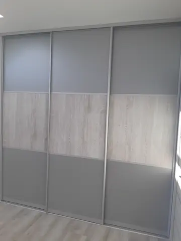 Posuvné dvere na mieru s kombinovanou výplňou dverí, sivá