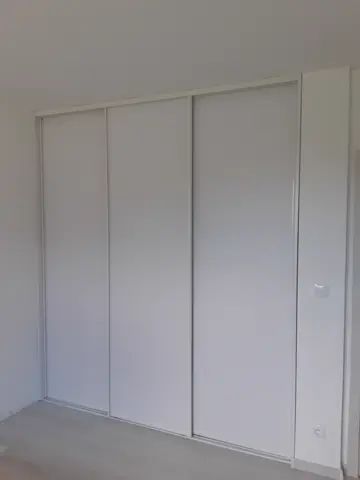 Posuvné dvere na mieru s dverami v dekore dreva, biela