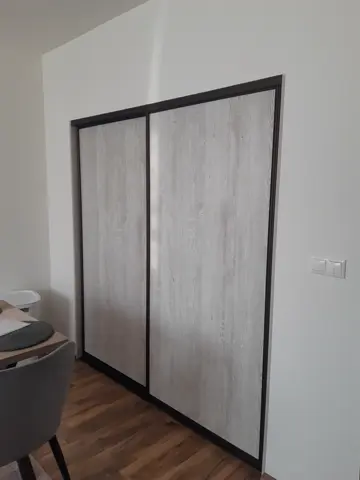 Posuvné dvere na mieru s dverami v dekore javor