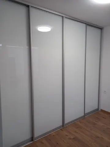 Posuvné dvere na mieru so sklenenou výplňou, biela