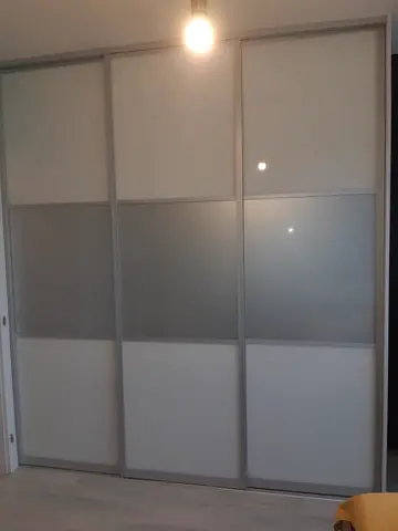 Posuvné dvere na mieru s kombinovanou výplňou dverí, kombinácia dekorov