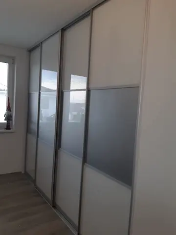 Posuvné dvere na mieru s kombinovanou výplňou dverí, kombinácia dekorov