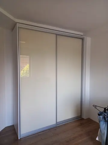 Posuvné dvere na mieru so sklenenou výplňou, biela