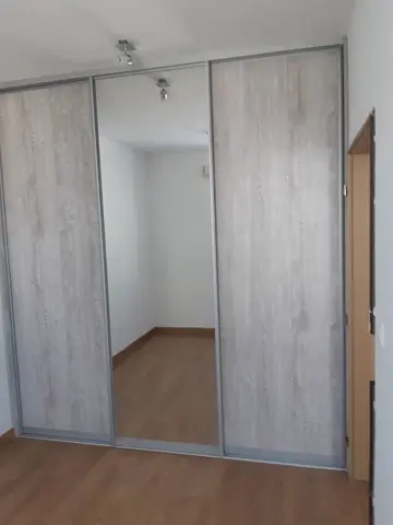 Posuvné dvere na mieru s kombinovanou výplňou dverí, sivá
