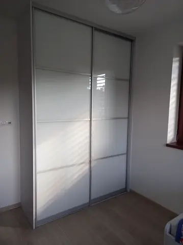Posuvné dvere na mieru so sklenenou výplňou, biela