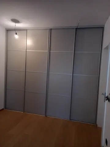 Posuvné dvere na mieru so sklenenou výplňou, sivá