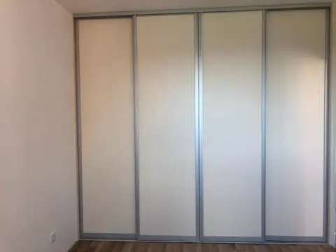 Posuvné dvere na mieru so sklenenou výplňou, biela