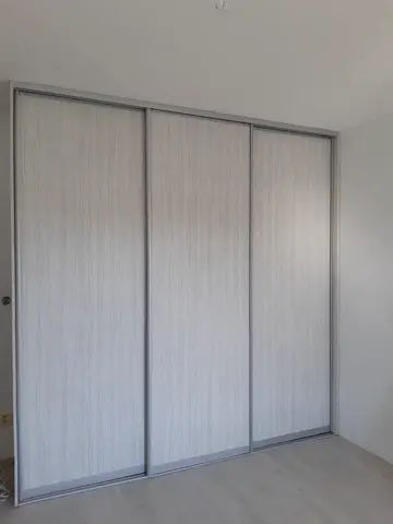 Posuvné dvere na mieru s dverami v dekore javor