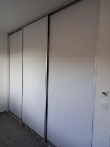 Posuvné dvere na mieru so sklenenou výplňou, biela