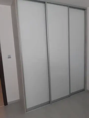Posuvné dvere na mieru s dverami v dekore dreva, biela