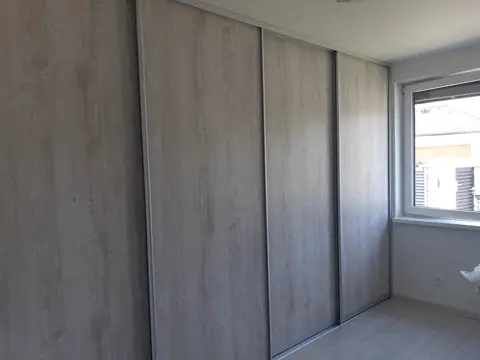 Posuvné dvere na mieru s dverami v dekore javor