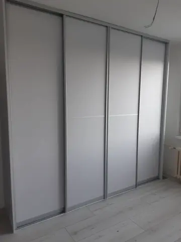 Posuvné dvere na mieru s dverami v dekore dreva, sivá