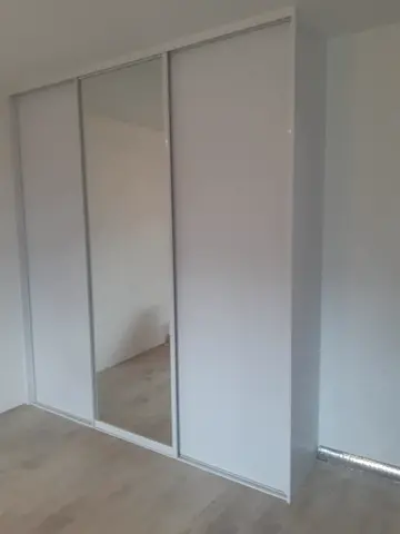 Posuvné dvere na mieru s kombinovanou výplňou dverí, biela
