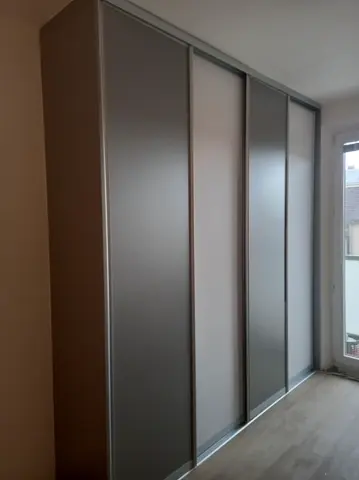 Posuvné dvere na mieru so sklenenou výplňou, sivá