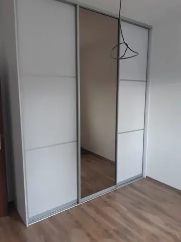 Posuvné dvere na mieru s kombinovanou výplňou dverí, biela