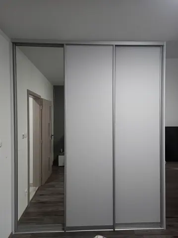 Posuvné dvere na mieru s kombinovanou výplňou dverí, biela
