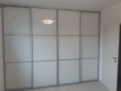 Posuvné dvere na mieru so sklenenou výplňou, biela