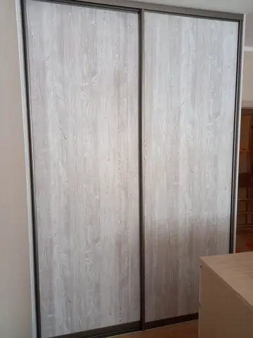 Posuvné dvere na mieru s dverami v dekore javor