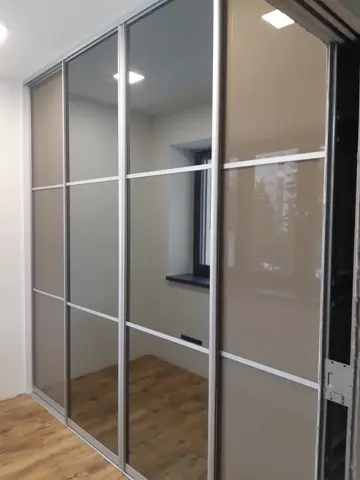 Posuvné dvere na mieru so zrkadlovými dverami, sivá