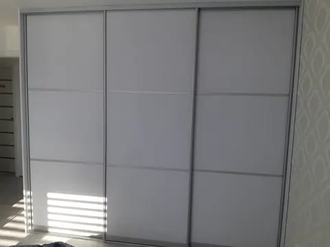 Posuvné dvere na mieru s dverami v dekore dreva, biela