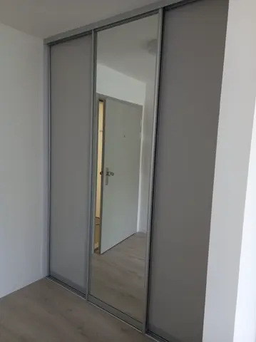 Posuvné dvere na mieru s kombinovanou výplňou dverí, sivá