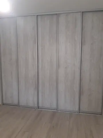 Posuvné dvere na mieru s dverami v dekore javor