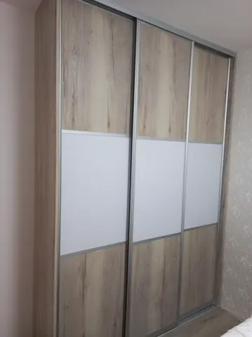 Posuvné dvere na mieru s kombinovanou výplňou dverí v dekore dub