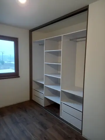 Posuvné dvere na mieru s kombinovanou výplňou dverí v dekore orech