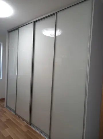 Posuvné dvere na mieru so sklenenou výplňou, biela