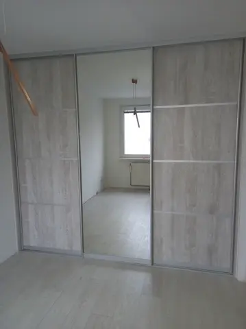 Posuvné dvere na mieru s kombinovanou výplňou dverí vo svetlom dekore javor