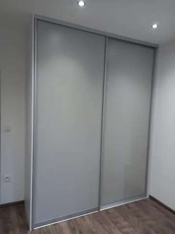 Posuvné dvere na mieru so sklenenou výplňou, sivá